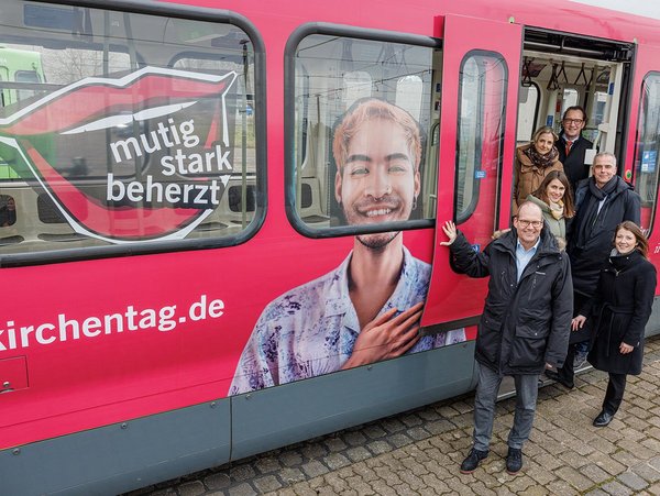 Gestaltete Stadtbahn für den Kirchentag 2025