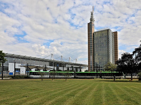 Bild von einer fahrenden Stadtbahn vor dem Hannover Messe Gelände