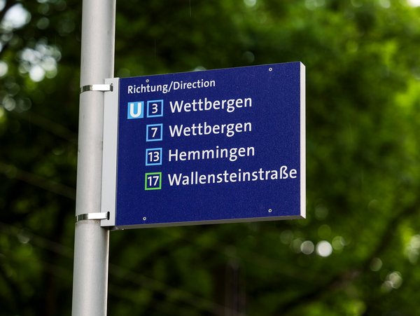 Haltestellenschild Stadionbrücke in Hannover