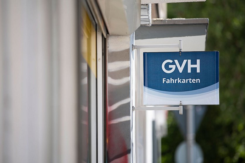 Seitliche Außenansicht einer Verkaufsstelle mit Fokus auf das GVH Schild