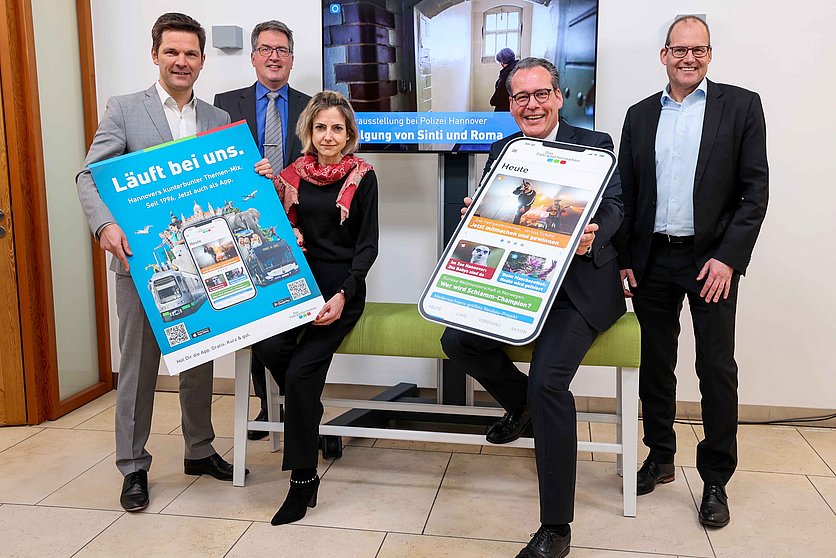 Steffen Krach, Christian Weske, Elke Maria van Zadel, René Schweimler und Ulf-Birger Franz stellen das neue Fahrgastfernsehen vor.