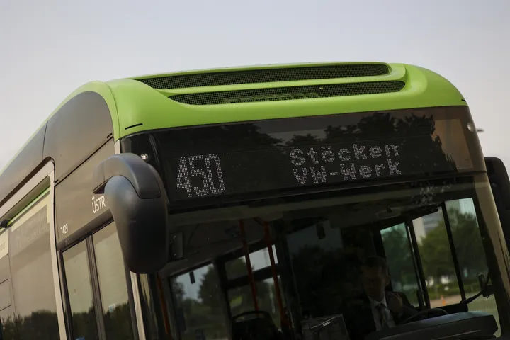 Zielanzeige eines Busses der Linie 450