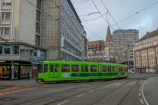 TW 6001 fährt auf einer Sonderfahrt im Dezember 2024 am Schwarzen Bär entlang