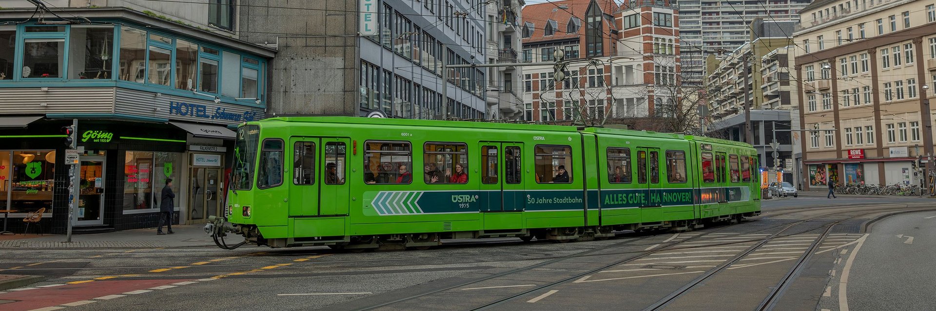 TW 6001 fährt auf einer Sonderfahrt im Dezember 2024 am Schwarzen Bär entlang