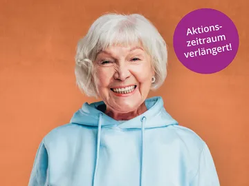 Eine Frau mit einem Pullover lächelt in die Kamera.