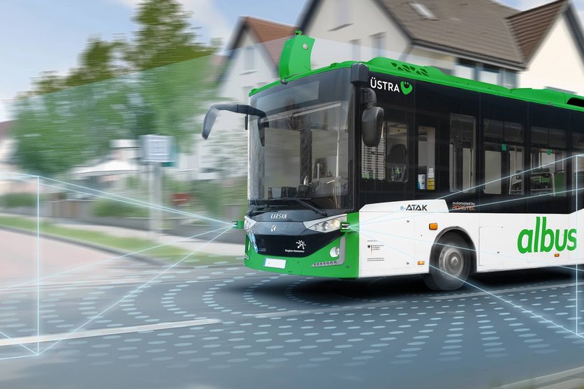 Ein Bus fährt im Straßenberkehr einer Ortschaft. Schematisch dargestellt sind die Sensoren, die andere Verkehrsteilnehmer (Auto und Radfahrer) erfassen.