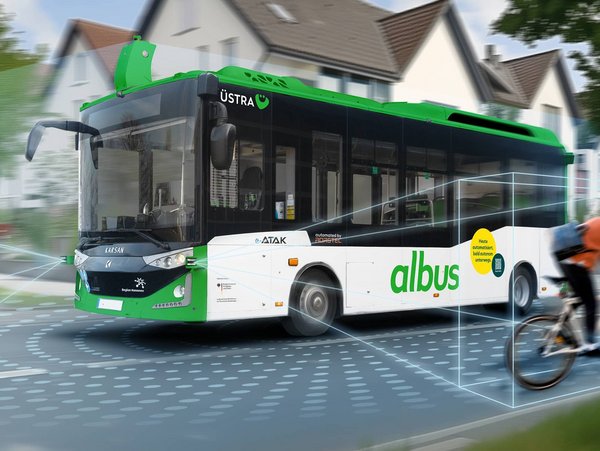 Ein Bus fährt im Straßenberkehr einer Ortschaft. Schematisch dargestellt sind die Sensoren, die andere Verkehrsteilnehmer (Auto und Radfahrer) erfassen.