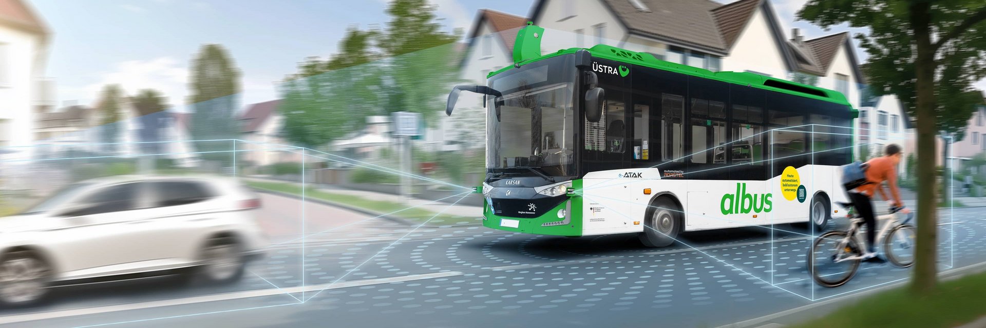 Ein Bus fährt im Straßenberkehr einer Ortschaft. Schematisch dargestellt sind die Sensoren, die andere Verkehrsteilnehmer (Auto und Radfahrer) erfassen.