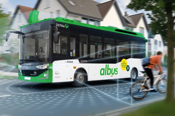 Ein Bus fährt im Straßenberkehr einer Ortschaft. Schematisch dargestellt sind die Sensoren, die andere Verkehrsteilnehmer (Auto und Radfahrer) erfassen.