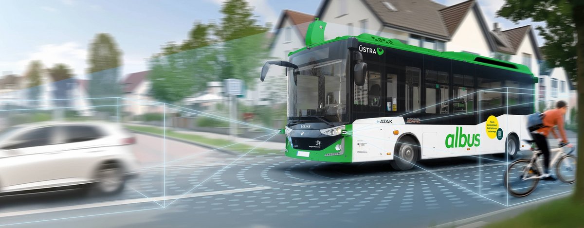 Ein Bus fährt im Straßenberkehr einer Ortschaft. Schematisch dargestellt sind die Sensoren, die andere Verkehrsteilnehmer (Auto und Radfahrer) erfassen.