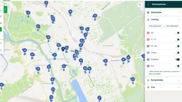 Screenshot der Kartenfunktion in der Fahrtauskunft auf der Website der ÜSTRA. Es wird die Live-Funktion der Stadtbahnen gezeigt, man sieht also, welche Bahnen gerade wo unterwegs sind. 