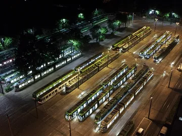 Stadtbahnen stehen bei Nacht auf dem Betriebshof Glocksee