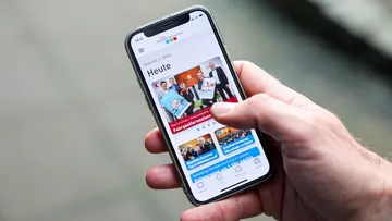 Im Foto ist ein Smartphone mit der Fahrgastfernsehen App abgebildet.