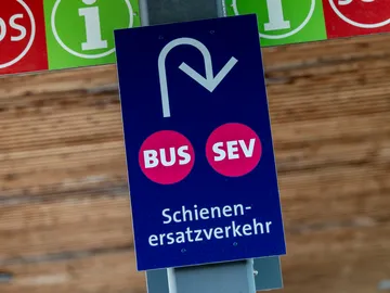 Das Foto zeigt ein Schild für den Umstieg in den SEV.
