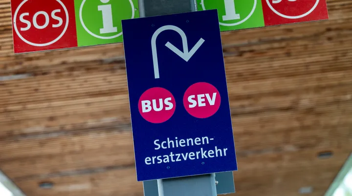 Das Foto zeigt ein Schild für den Umstieg in den SEV.