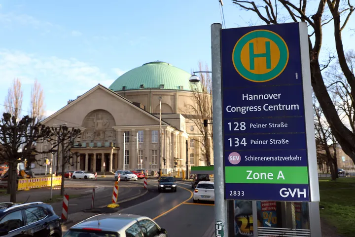 Bushaltestelle der Buslinien 128 und 134  am Hannover Congress Centrum