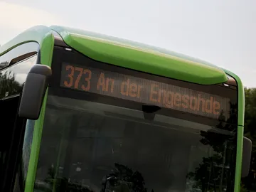 Zu sehen ist die digitale Anzeiges eines Busses, auf der steht: "373 An der Engesohnde" 