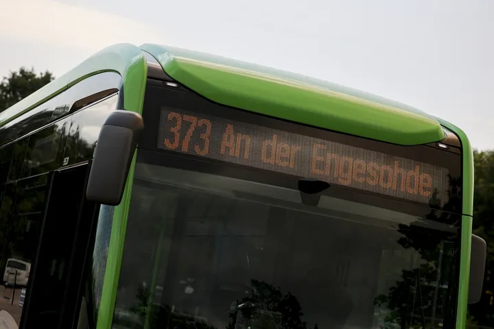 Zu sehen ist die digitale Anzeiges eines Busses, auf der steht: "373 An der Engesohnde" 