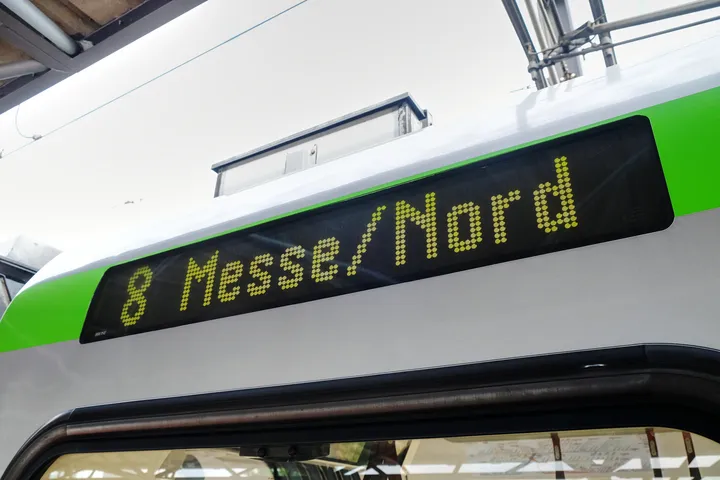 Zielanzeige einer Stadtbahnlinie 8 Richtung Messe/Nord