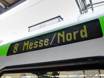 Zielanzeige einer Stadtbahnlinie 8 Richtung Messe/Nord