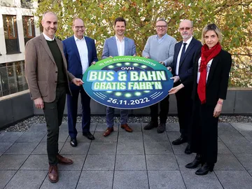 Belit Onay, Oberbürgermeister der Stadt Hannover, Ulf-Birger Franz, GVH Geschäftsführer, Steffen Krach, Präsident der Region Hannover, Martin Prenzler, Geschäftsführer City Gemeinschaft, Volker Kluwe, Polizeipräsident der Polizeidirektion Hannover und Elke van Zadel, Vorstandsvorsitzende ÜSTRA, Geschäftsführerin regiobus halten ein Schild mit dem Logo des Gratis Fahr'n Tages in der Hand.