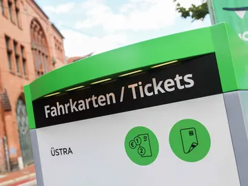 Kopfbereich eines ÜSTRA Fahrkartenautomaten mit der Aufschrift Fahrkarten/Tickets