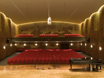 Der kleine Sendesaal mit Blick von der Bühne auf die roten Sitzreihen