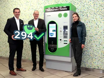 Andreas Wehrmann, Geschäftsführer der ICA Traffic GmbH, Ulf-Birger Franz, Verkehrsdezernent der Region Hannover und Aufsichtsratsvorsitzender der ÜSTRA, und Elke Maria van Zadel, Vorstandsvorsitzende der ÜSTRA, stehen vor einem der neuen ÜSTRA Fahrkartenautomaten. 