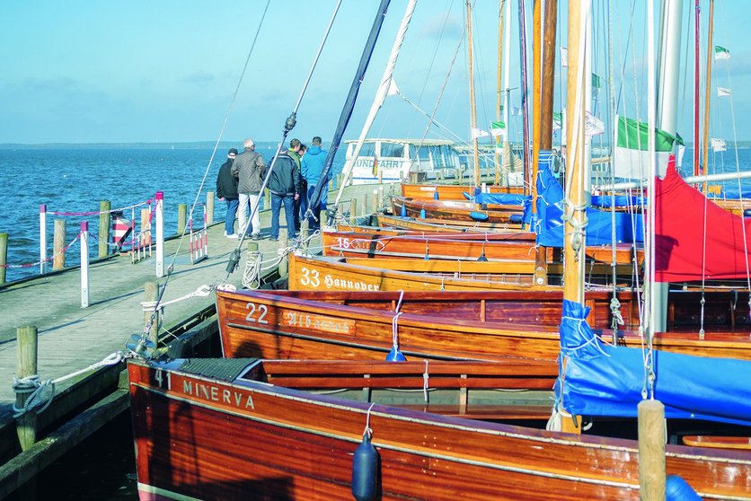 Segelboote am Pier im Hafen von Steinhude.