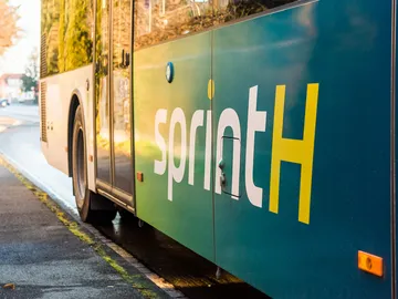 Detailaufnahme von der Beklebung eines sprinth Busses.
