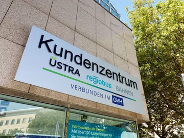 Ein Schild mit der Aufschrift Kundenzentrum ÜSTRA, regiobus, Bahnen, verbunden im GVH.