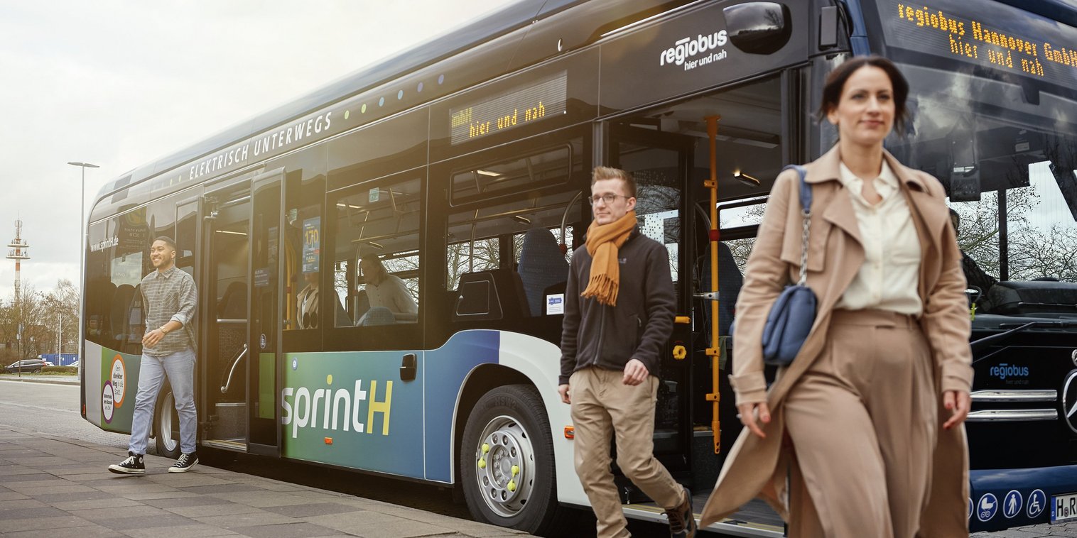 Personen steigen aus einem modernen Elektrobus