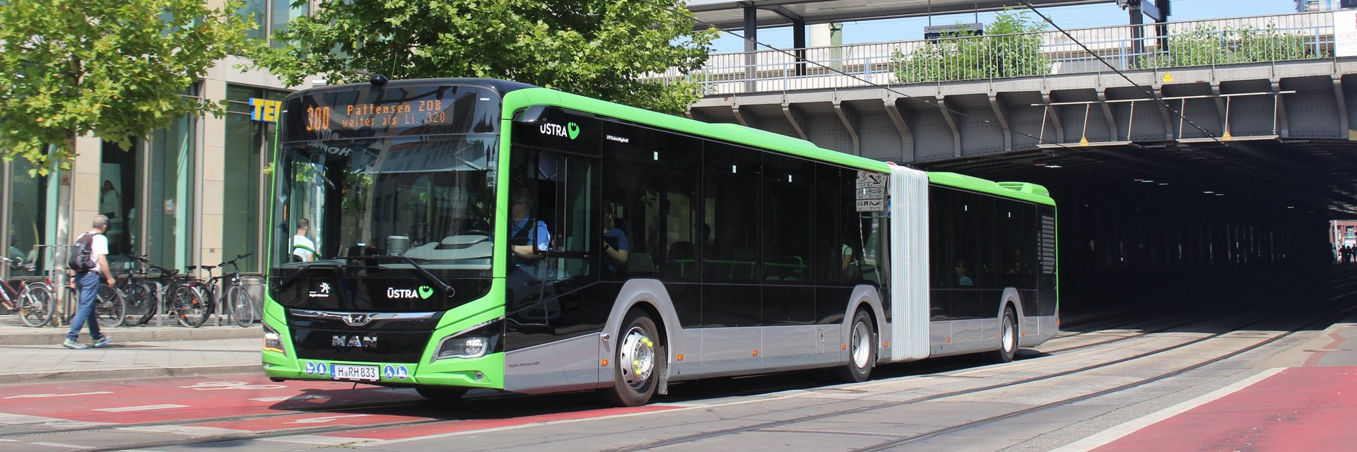 Ein MAN Hybridbus führt an der Ernst-August-Galerie vorbei. Als Linie 300 fährt er nach Pattensen. 