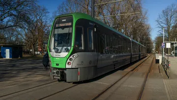 Am Montag, 13. Juli 2026, beginnt die Erneuerung des Hochbahnsteiges an der Stadtbahnhaltestelle „Reiterstadion“ in Fahrtrichtung stadtauswärts auf der Strecke der Linie 2. An der Haltestelle befinden sich zwei Seitenhochbahnsteige. Der Hochbahnsteig in Fahrtrichtung stadteinwärts ist nicht betroffen und wird regulär bedient, da dieser Bahnsteig erst nach Abschluss der Arbeiten in Fahrtrichtung stadtauswärts erneuert wird. Die Arbeiten werden von der infra, der Eigentümerin der Gleisanlagen, Stationen und Haltestellen, durchgeführt und dauern voraussichtlich bis Mitte November an.