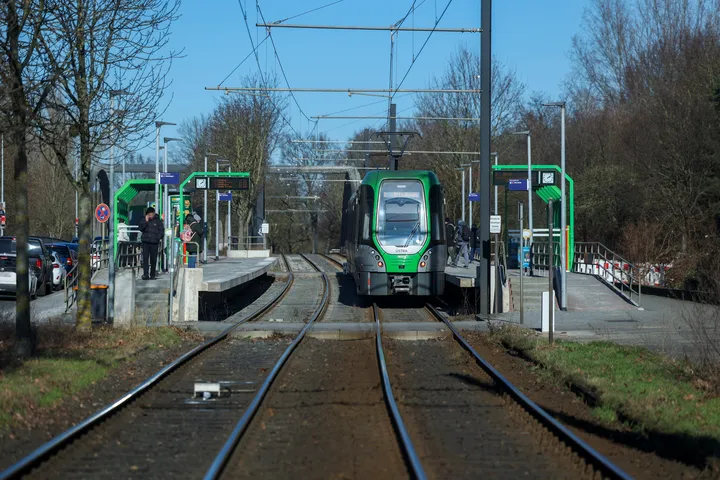 Stadtbahnlinie 2 der ÜSTRA am Großen Kolonnenweg