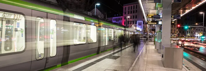 Stadtbahn bei Nacht an der Haltestelle Steintor in Hannover
