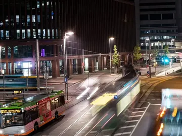 Nachtaufnahme von Bussen und Bahnen in der Innenstadt von Hannover