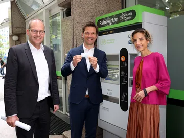 Bild vom Pressetermin zum Vorverkaufsstart des 9-Euro-Tickets. GVH Geschäftsführer Ulf-Birger Franz, Regionspräsident Steffen Krach und Elke van Zadel, ÜSTRA Vorstandsvorsitzende und regiobus Geschäftsführerin stehen vor einem Fahrkartenautomaten und halten das 9-Euro-Ticket in die Kamera.