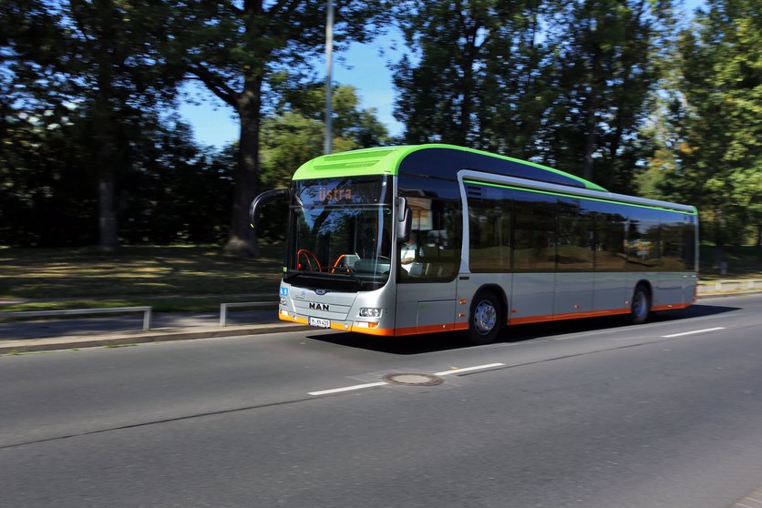 Ein MAN-Hybridbus auf Strecke