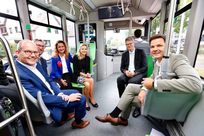 Bundesverkehrsminister Patrick Schnieder gemeinsam mit Regionspräsident Steffen Krach, Verkehrsdezernent Ulf-Birger Franz, den ÜSTRA-Vorständinnen Elke van Zadel und Denise Hain sowie Burgdorfs Bürgermeister Armin Pollehn bei der ersten Fahrt mit dem albus