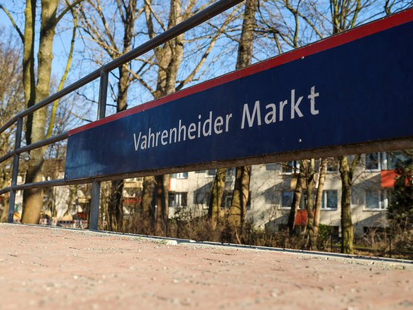 Ein Schild an der Haltestelle mit dem Schriftzug Vahrenheider Markt.