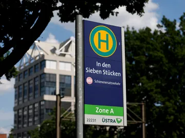 Haltestellenschild der Haltestelle "In den Sieben Stücken". Dort hält der "SEV" Schienenersatzverkehr.