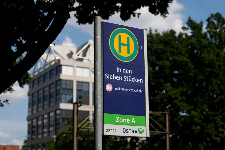 Haltestellenschild der Haltestelle "In den Sieben Stücken". Dort hält der "SEV" Schienenersatzverkehr.
