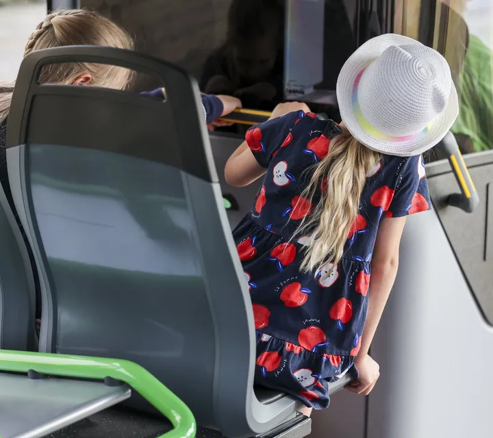 Kinder im Bus.