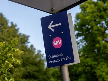 Blaues Schild mit dem Hinweis und Pfeil für einen Schienenersatzverkehr.