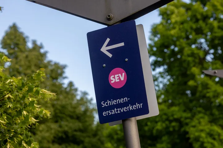 Blaues Schild mit dem Hinweis und Pfeil für einen Schienenersatzverkehr.