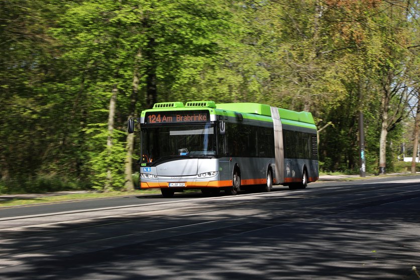 Ein Urbino-Hybridbus auf Strecke