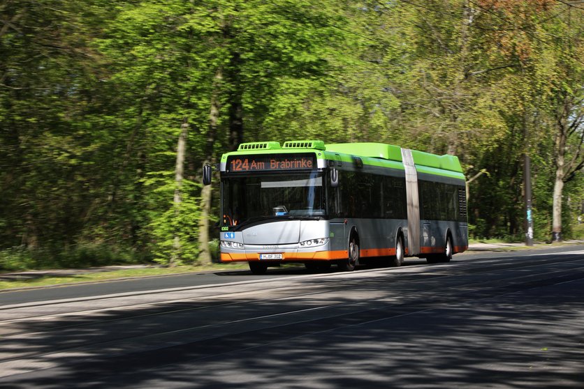 Ein Solaris Urbino H 18 Gelenkbus bei der Fahrt
