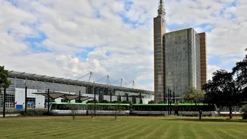 Bild von einer fahrenden Stadtbahn vor dem Hannover Messe Gelände
