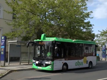 Seitliche Aufnahme vom ÜSTRA Albus an der Haltestelle Burgdorf Bahnhof